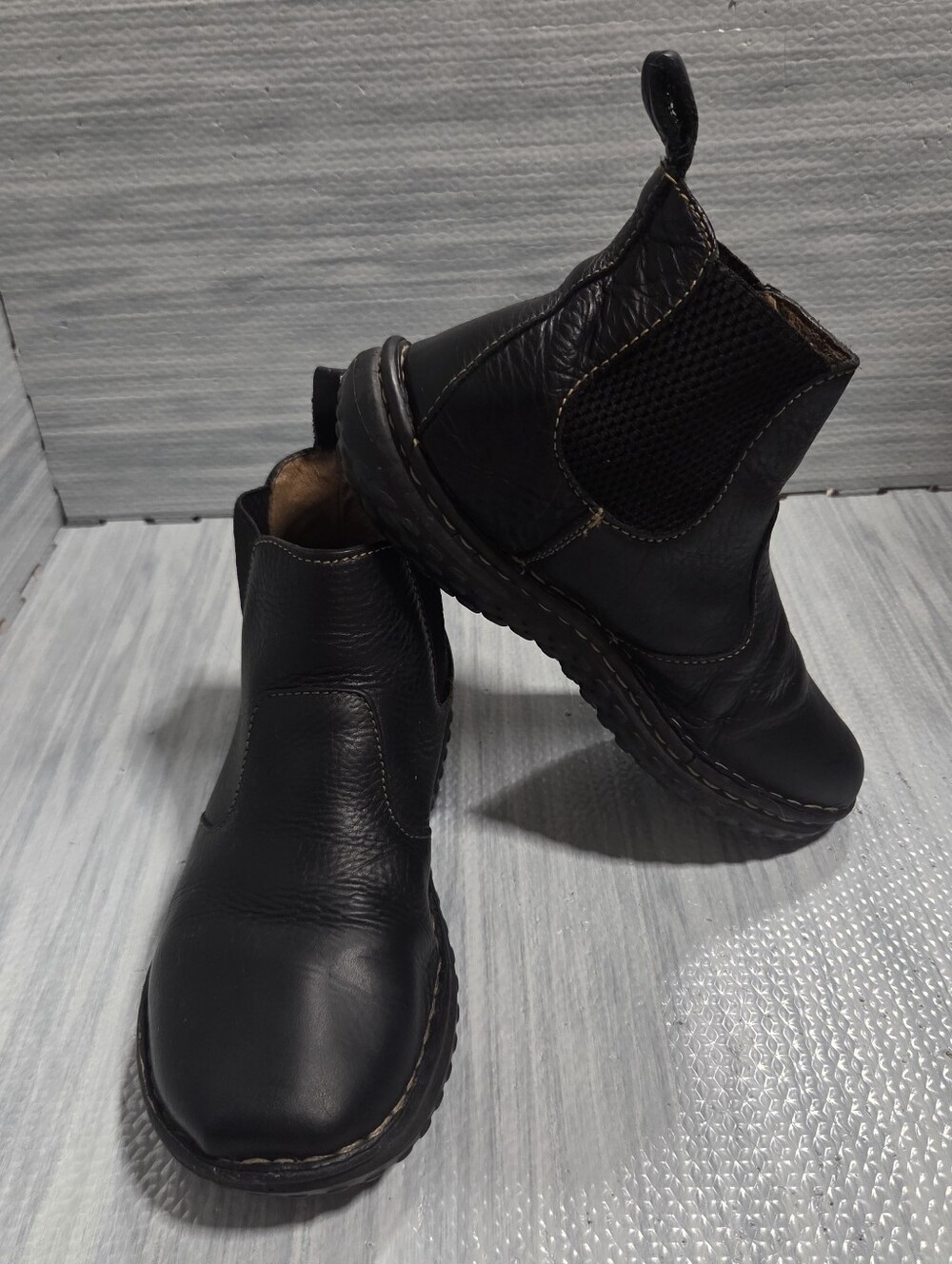 Born Chelsea Black Leather Ankle Boots with Elastic Panels Size 7.5